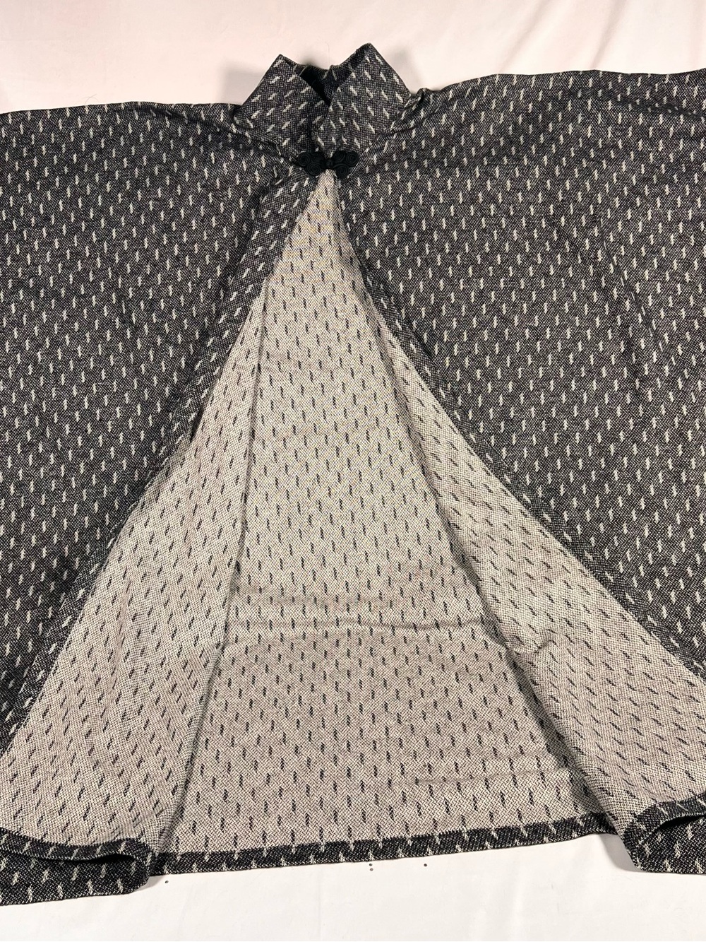 Grey patterned poncho - Picture 2 of 14